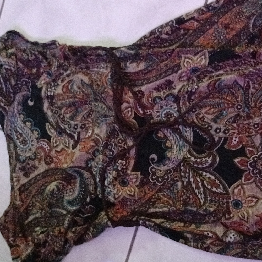 Cute paisley print A. Byer cap sleeve knit top with a tie back. - Picture 4 of 4